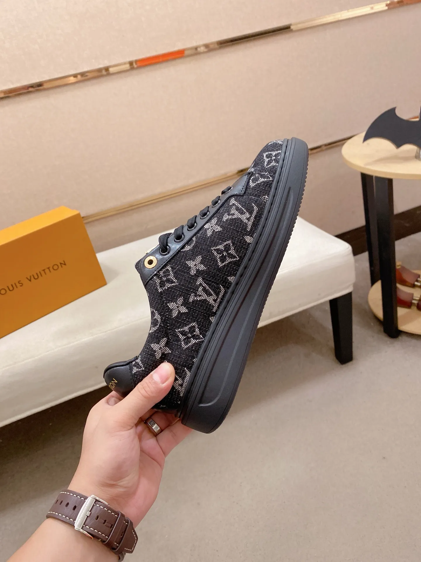 Men's shoes 💰: 400💰🎉🎉LV~Louis Vuitton trendy men's shoes New shipments Latest matching The same style as the official website Super high quality Hot sales of the season [strong] [strong] [strong] Selected first-layer cowhide, comfortable cowhide lining, original last, comfortable on the foot, wear-resistant rubber outsole Size number: 38-44.